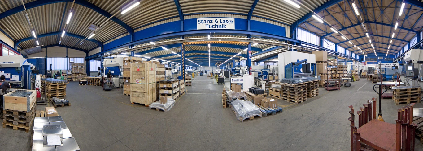 Rundumblick durch die Halle Stanz- und Lasertechnik bei Oberschmidt mit Abkantpressen, Kisten und Paletten
