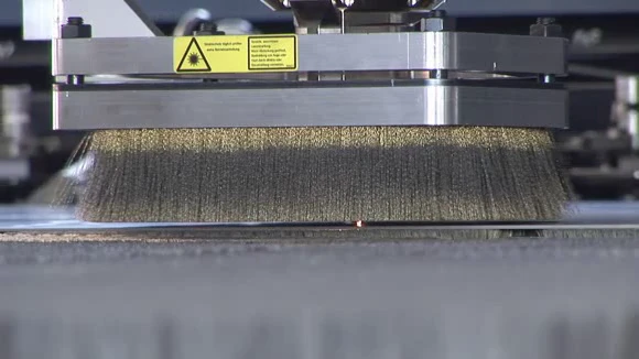 Laserschneidkopf der TruMatic 7000 über der Bürstenauflage